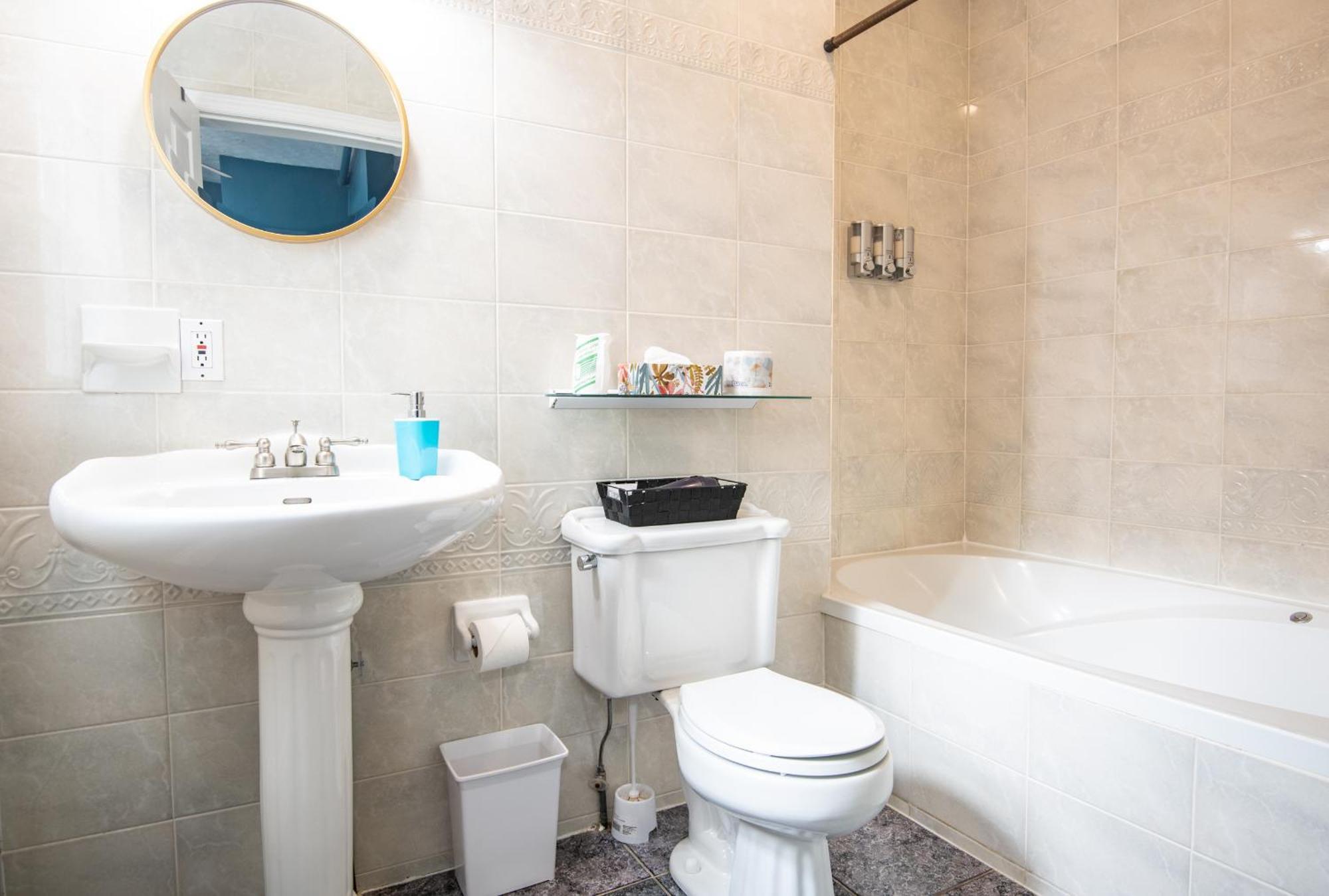 Prince Street Suites تشارلوت تاون الغرفة الصورة